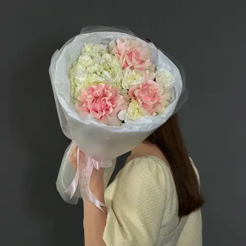 Букет из белой гортензии с розами и гвоздикой