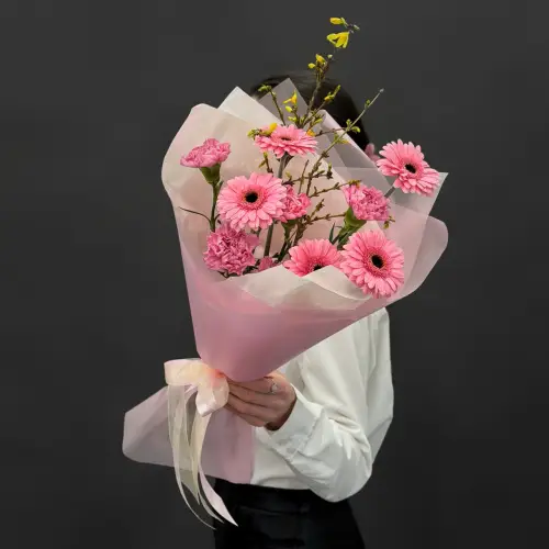 Букет из гвоздик, гербер и форзиции