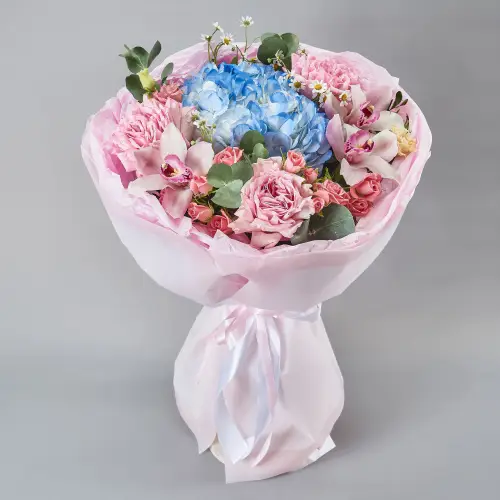 Букет из роз и голубой гортензии с танацетумом