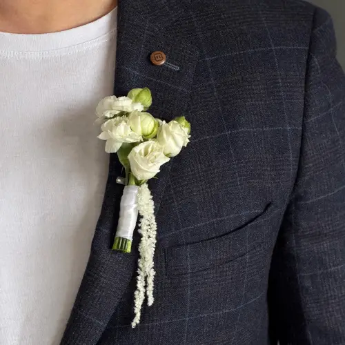 Бутоньерка из эустомы, гвоздик и ранункулюсов