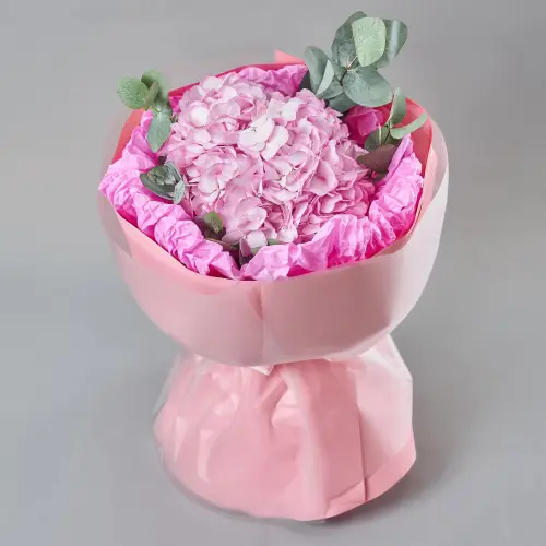 Букет из розовой гортензии с эвкалиптом