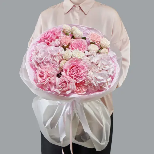 Розовый букет гортензий и роз с гвоздикой