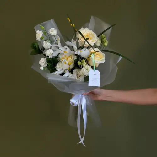 Букет из ирисов, кустовых гвоздик и вербы 