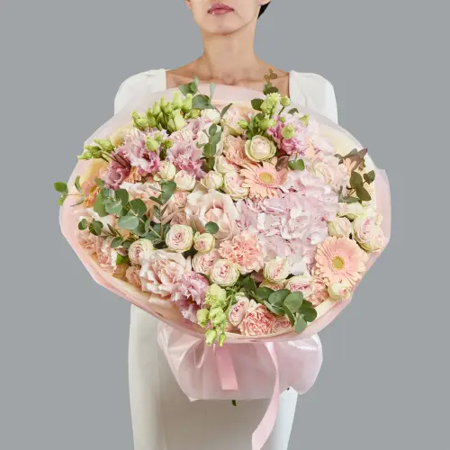Букет из роз, гвоздик и розовой гортензии с эустомой