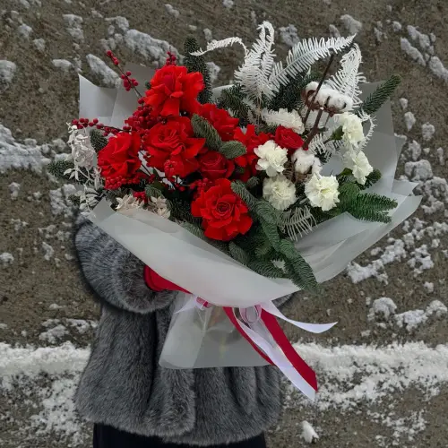 Новогодний букет из нобилиса с розами, гвоздикой и рускусом