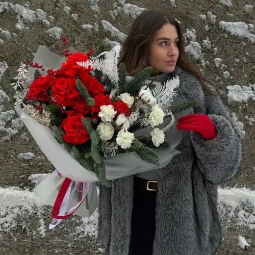 Новогодний букет из нобилиса с розами, гвоздикой и рускусом