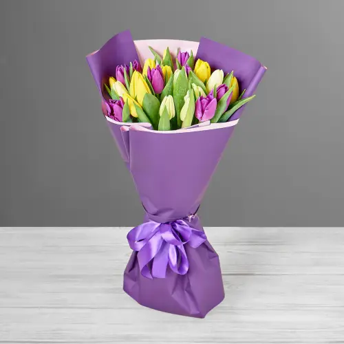 Букет из 25 тюльпанов в сиреневой упаковке