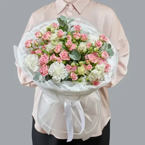 Букет кустовых роз с гвоздикой и эустомой 